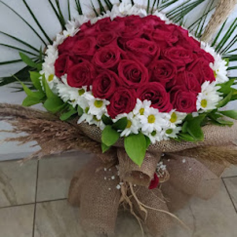 Yuvarlak Kırmızı Gül ve Papatya Buketi
